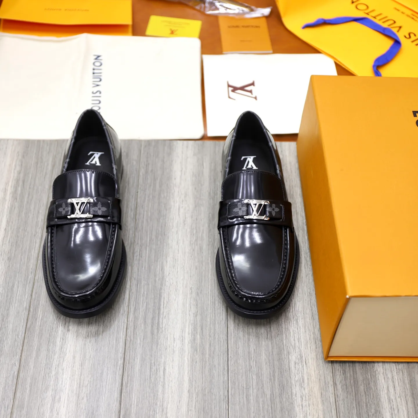 Men's Men's Shoes💰💰920LV Louis Vuitton Slip-on Loafers, top quality products from Guangzhou, ready for sale! This LV Glove loafer is made of selected soft cowhide, with a slightly wrinkled leather surface and a very high-end texture. Each pair is unique. The leather surface is light and soft, with a fine texture and good luster. It is a classic loafer style, with exquisite handmade mark stitching on the toe, and a square toe configuration to highlight the classic style. The horizontal band has hot-printed LV three-dimensional letters, semi-solid handcrafts and a genuine leather outsole, and a rubber patch on the heel to create wear-resistant performance and comfort. One of the must-have loafers for men! Comes with full original packaging! Code number: 38-39-40-41-42-43-44 (38, 45, 46 customized) standard leather shoe code